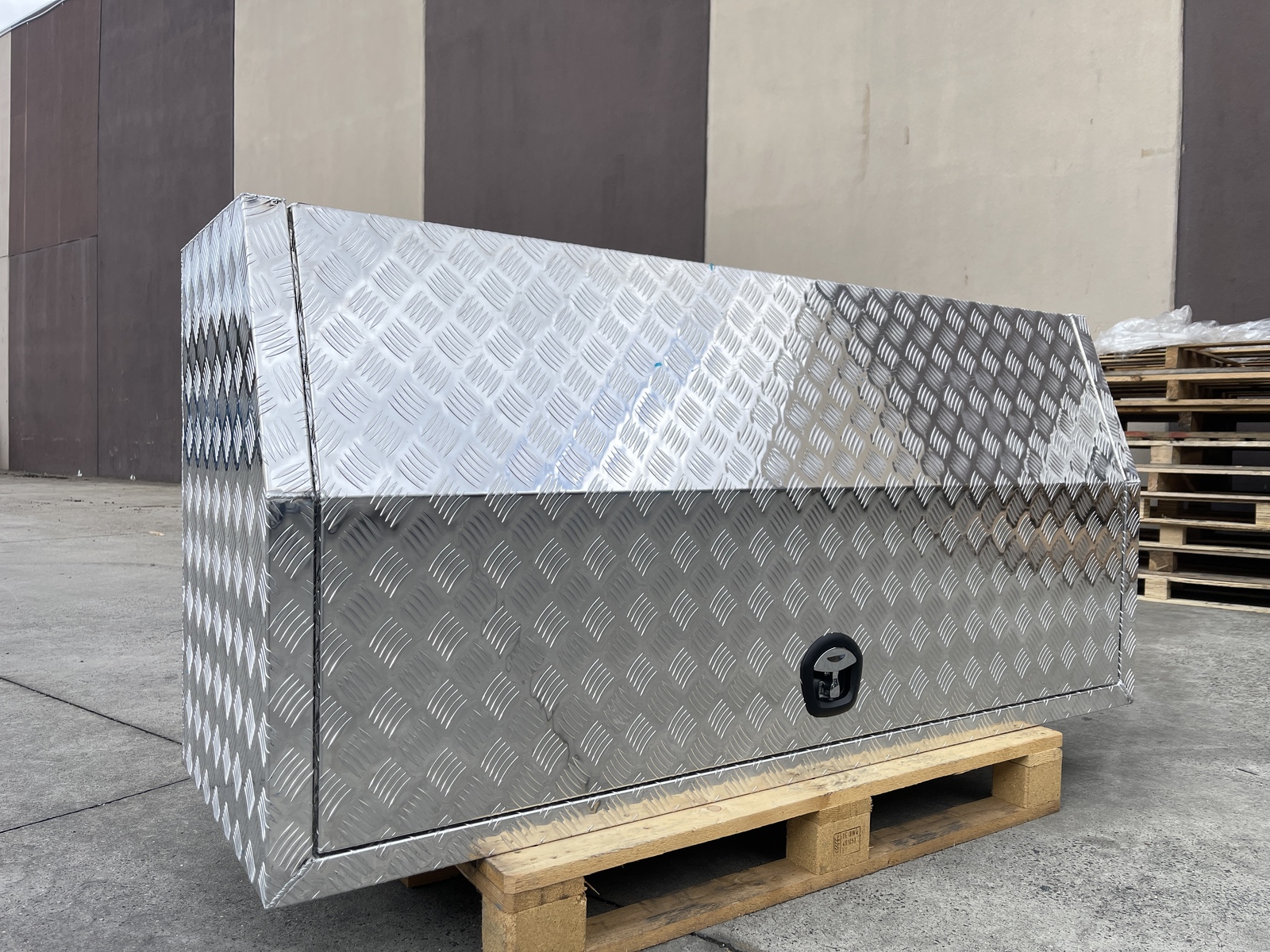 Checker Plate Full Door Aluminium Ute Toolbox 1 Checker Plate Full Door Aluminium Ute Toolbox