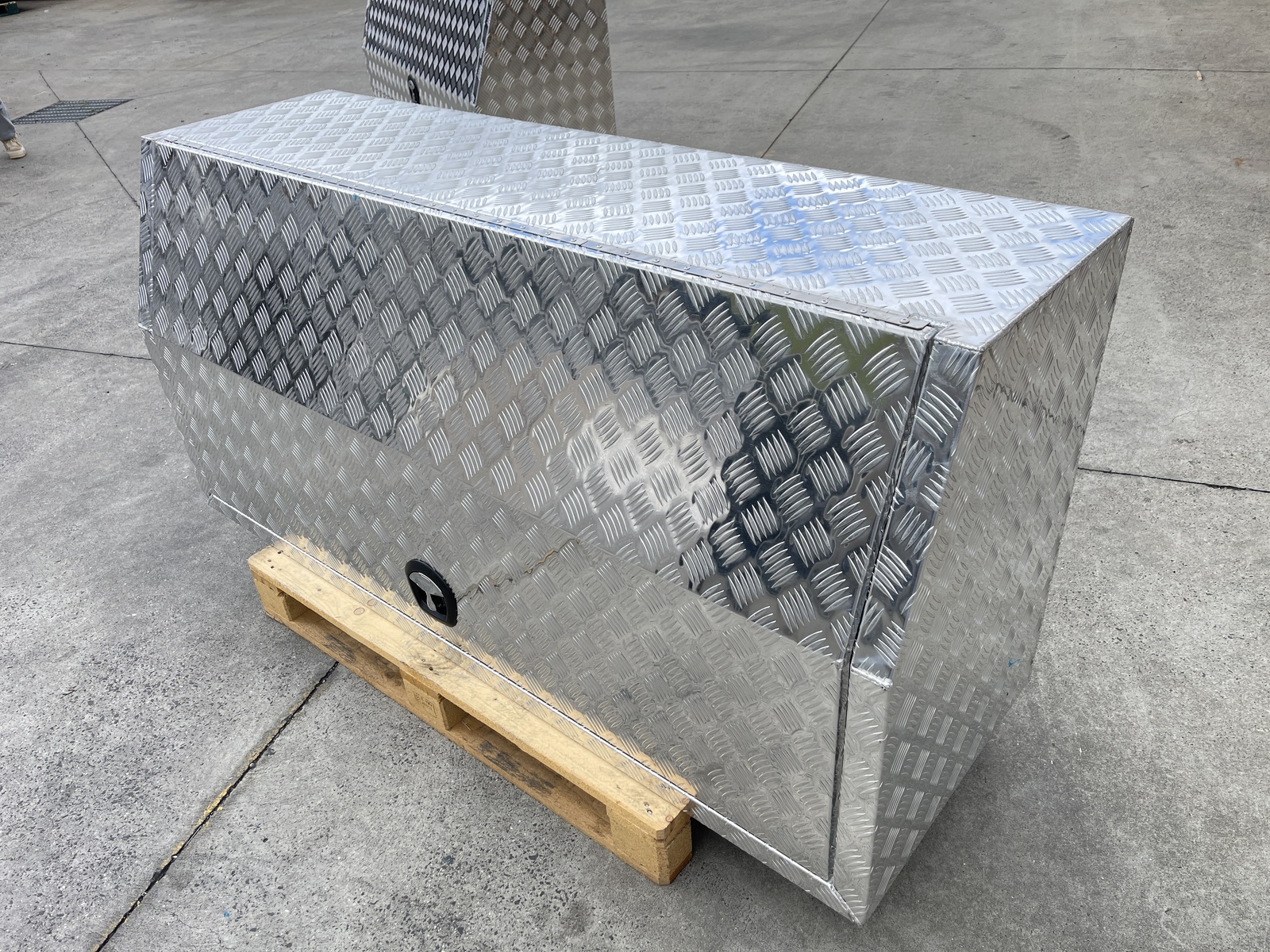 Checker Plate Full Door Aluminium Ute Toolbox 4 Checker Full Door Aluminium Ute Toolbox