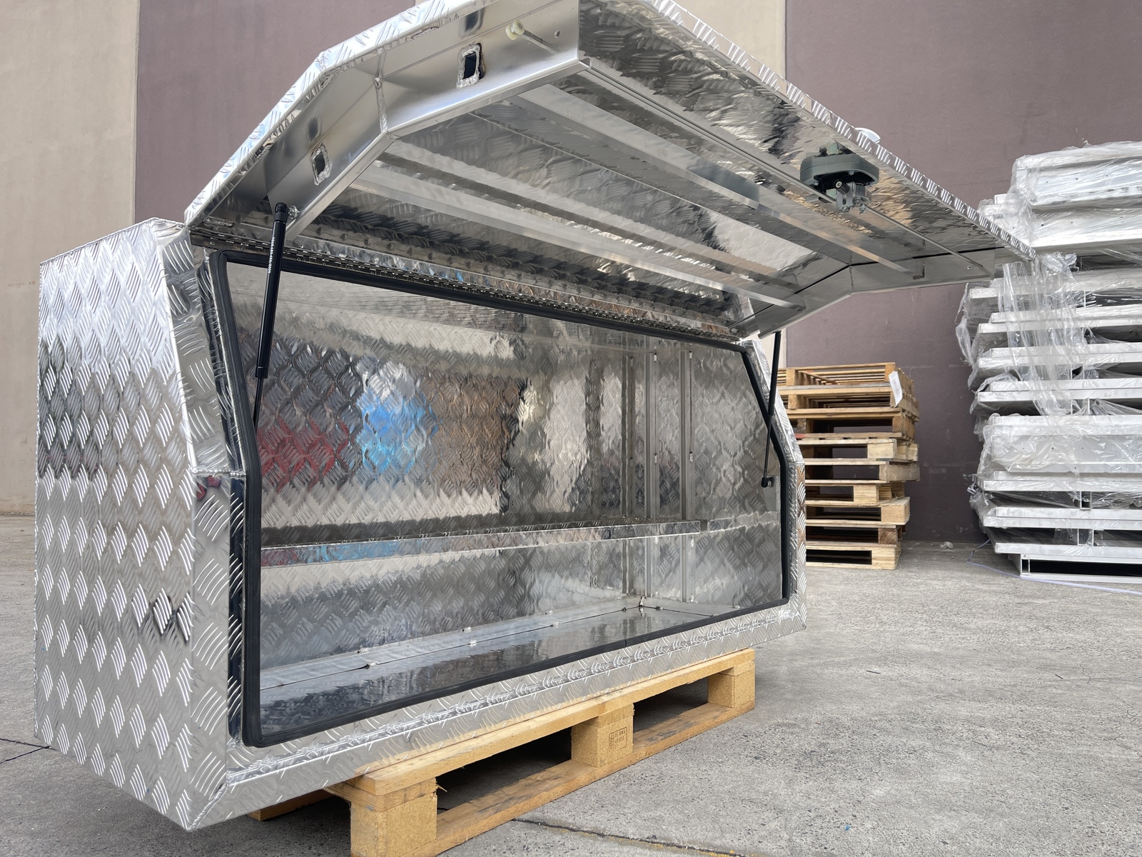 Checker Plate Full Door Aluminium Ute Toolbox 6 Checker Full Door Aluminium Ute Toolbox