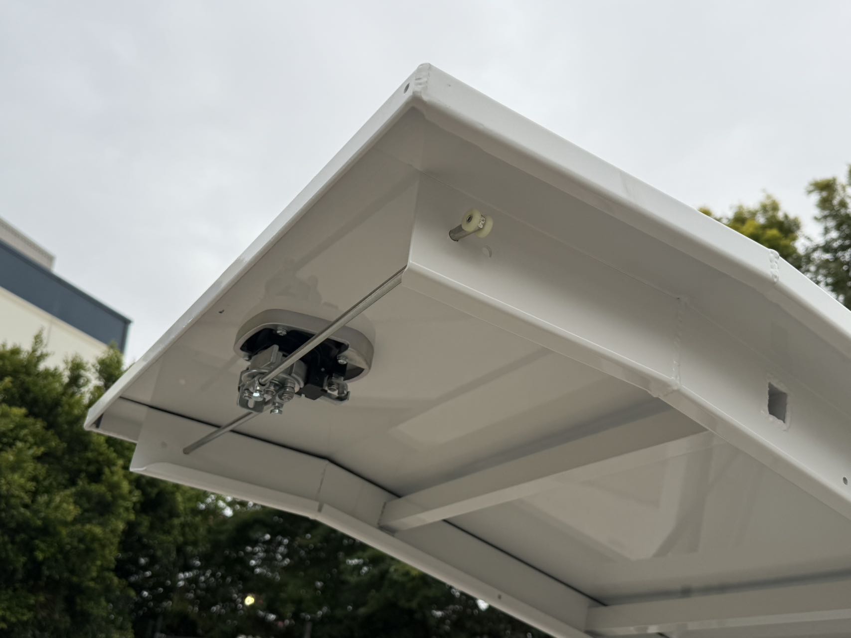 1000mm High Aluminium Canopy with Unistrut False Floor 5 1000mm high Canopy