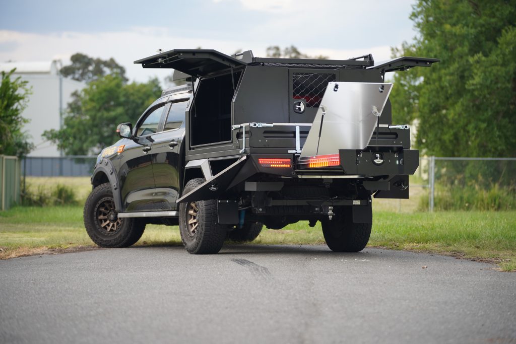 How to use the combination of tray and canopy to maximize the storage capacity of UTE 2 tray and canopy