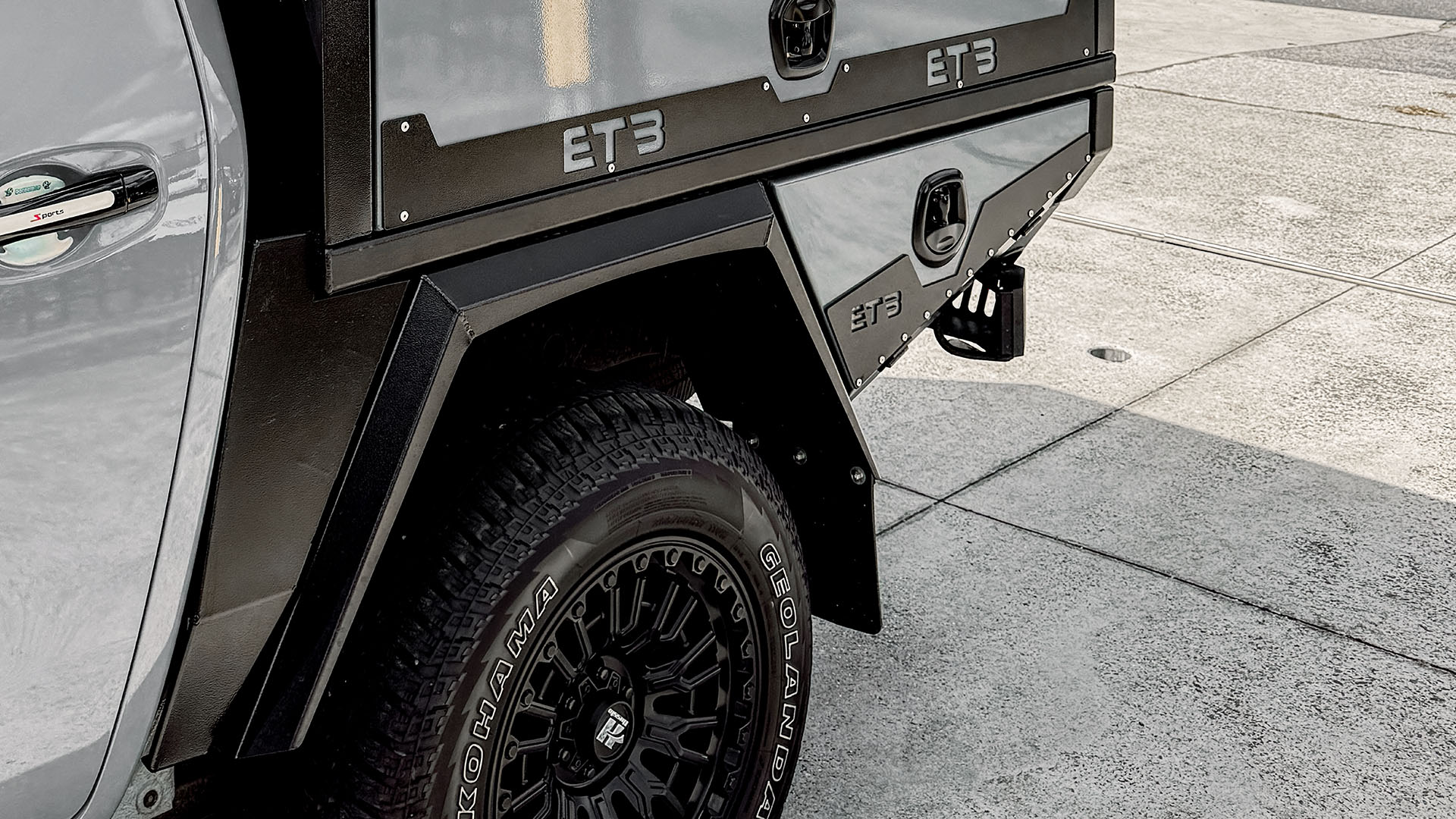 Black Full Set Xceed Tray 2400mm 17 Add-On Deco